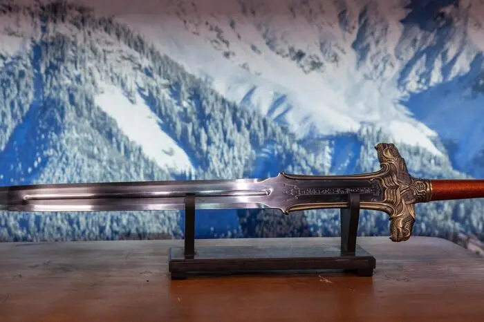 Außerdem gab es etwa ein Gemälde von Ski-Legende Franz Klammer, edlen Whisky, ein Wohnzimmerkonzert von TheBossHoss, einen „Governor Humidor“, die Skulptur „The Big Kiss“ von Niclas Castello, das Schwert aus „Conan der Barbar“ oder eine Workout-Einheit mit dem Hollywoodstar höchstpersönlich zu ersteigern.
