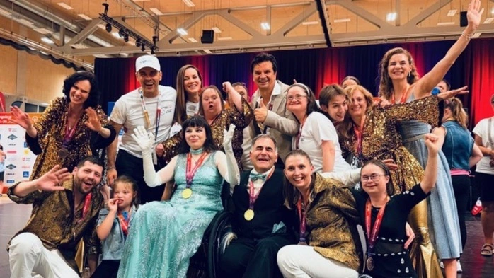 Unique GRAZy Dancers holen bei den Nationalen Sommerspielen in Wien fünf Mal Gold, drei Mal Silber und zwei Mal Bronze - im Bild mit SO-Präsident Laurenz Maresch