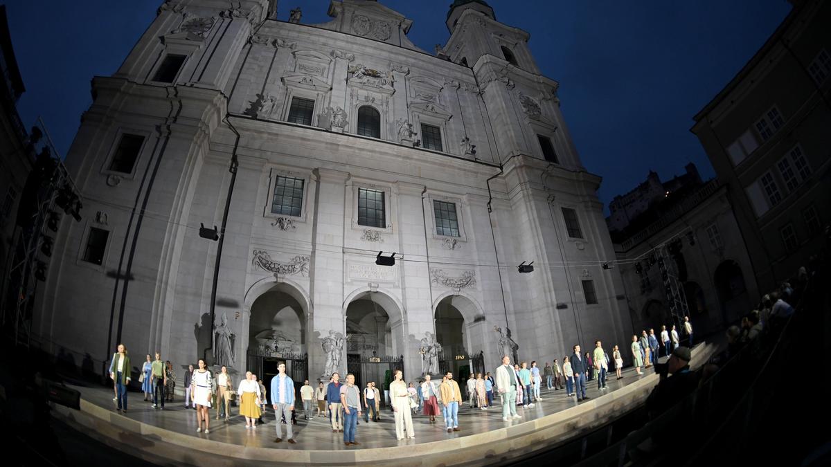 Das „Jedermann“-Ensemble vor dem Salzburger Dom