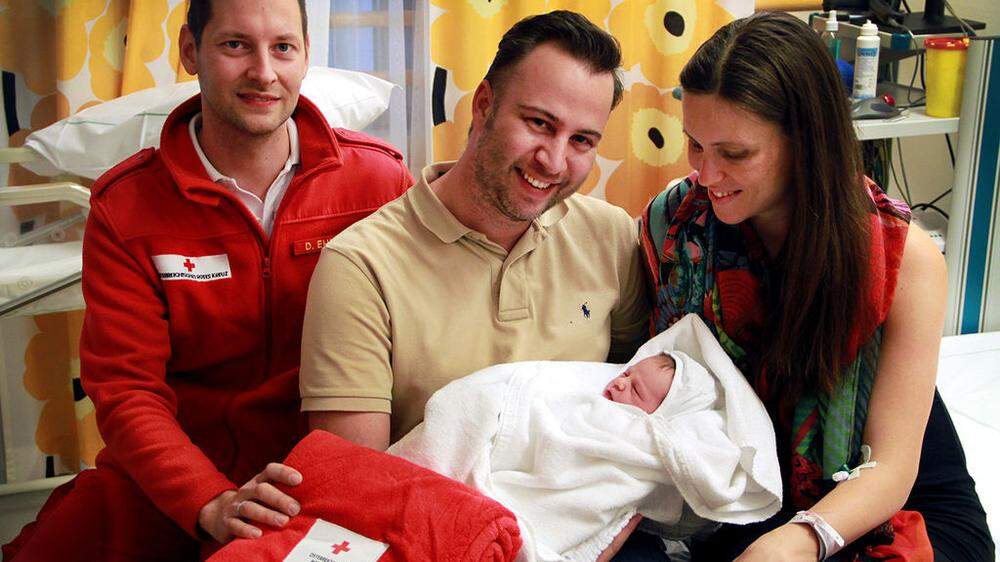 Die frischgebackenen Eltern mit der kleinen Luisa und Rotkreuz-Helfer Daniel Ehrenhöfer