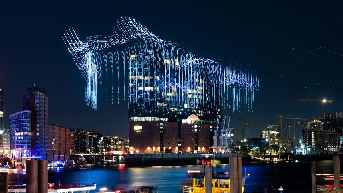 Der Tanz der Drohnen rund um die Elbphilharmonie: Die Premiere von &quot;Breaking Waves&quot; konnte noch stattfinden.