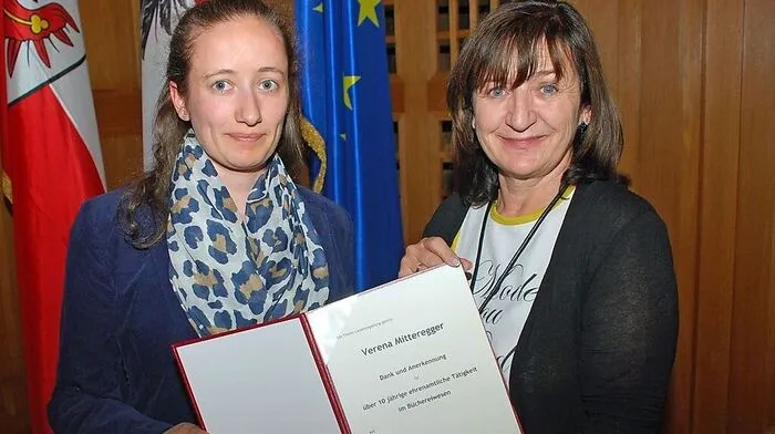 Verena Mitteregger erhielt von Beate Palfrader die Urkunde 