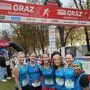 Das FinaB-Team, um Irene Thiel (3.v.r.) nach dem Zieleinlauf beim Graz Marathon im vergangenen Jahr - heuer werden es 90 Frauen sein