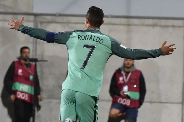 Cristiano Ronaldo: Im Sommer 2016 feierte der Superstar von Real Madrid beim EM-Gewinn noch den größten Triumph Portugals. Nun muss der Europameister zittern. Gelingt im letzten Gruppenspiel gegen die Schweiz kein Sieg, muss Portugal ins Play-off der Gruppenzweiten.