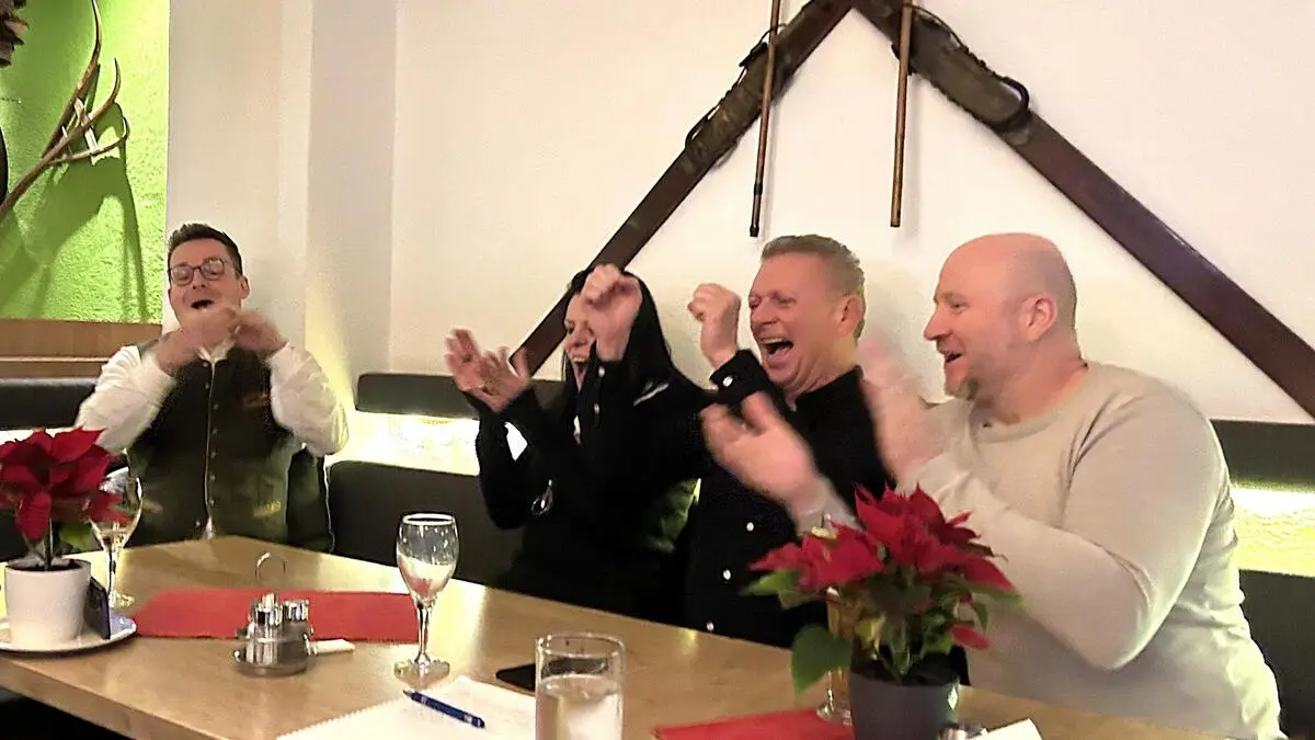 Der Moment, als der blaue Balken nach oben schnellte, sorgte bei der FPÖ in Bruck für Jubel