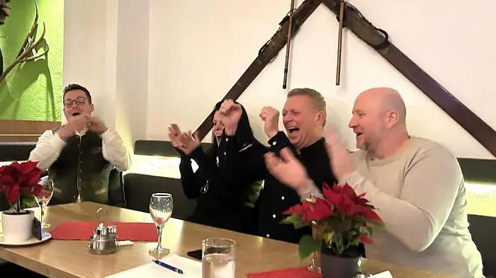 Der Moment, als der blaue Balken nach oben schnellte, sorgte bei der FPÖ in Bruck für Jubel
