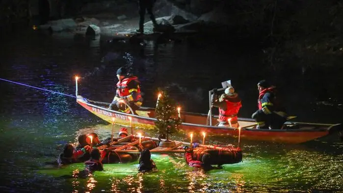 Am Montag, dem 22. Dezember, wurde heuer wieder das traditionelle Weihnachtsschwimmen auf der Mur der Feuerwehr Leoben-Stadt begangen.