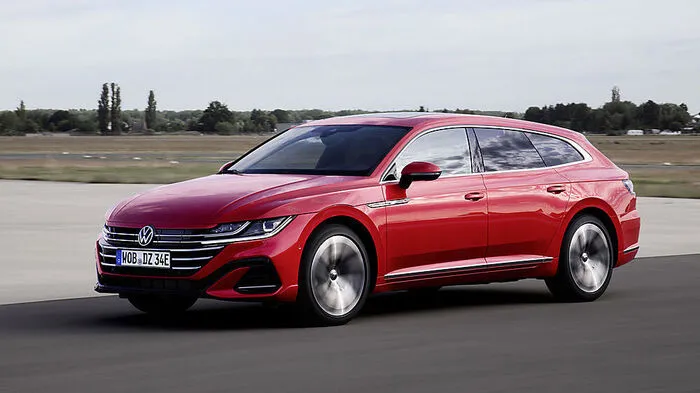 Volkswagen hat das Tuch vom überarbeitetem Feschack-Ableger des Passat gezogen. Und die Wolfsburger stellen der coupéhaften Limousine Arteon jetzt auch einen Lifestyle-Kombi namens Shooting Brake zur Seite.