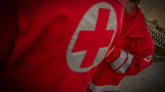 Der 19-Jährige wurde von der Rettung ins Krankenhaus gebracht (Symbolfoto)