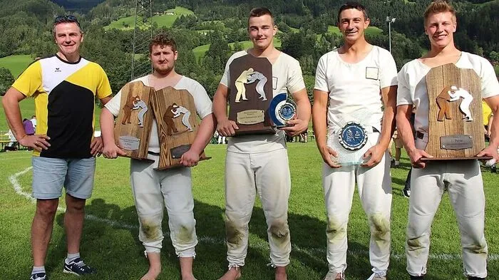 Trainer Franz Holzer freut sich mit Emanuel Warscher, Philip Holzer, Nikolai Franz und Albert Wartscher
