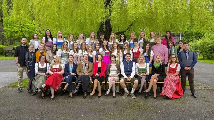 Die 5 a-Klasse: Sophie Bischof, Julia Feistl, Hanna Haffellner, Sabrina Haingartner, Julia Hörbinger, Anja Staubmann, Johanna Weiss, Leesha Eggarter, Isabel Kettner, Jasmin Kober, Vanessa Mainhart, Alexandra Pripfl, Magdalena Prutti, Jasmin Wurmitzer.
