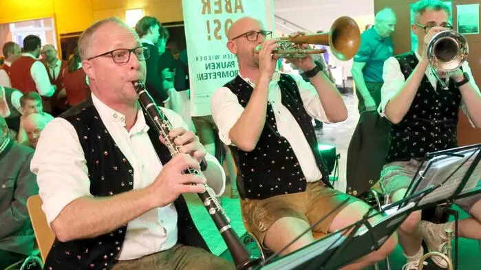 War das ein Musikspektakel! Die Rede ist von der „Langen Nacht des Frühschoppens 4.0“ der Stadtkapelle Althofen (Obmann Jürgen Rossegger, Kapellmeister Armin Korak), welche am Samstagabend im Kulturhaus der Krappfeld-Metropole über die Bühne ging. Und es waren zahlreiche Besucher, die aus diesem Grund in das örtliche Kulturhaus gepilgert waren.