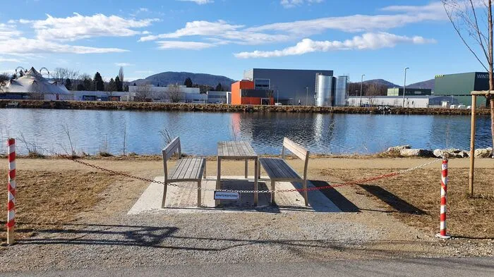 Zwischen Seifenfabrik und Murkraftwerk Puntigam: Alle Parkbankerl mit Tischen waren im Winter 2021/22 abgesperrt. Der Weg dahinter direkt an der Mur natürlich auch.