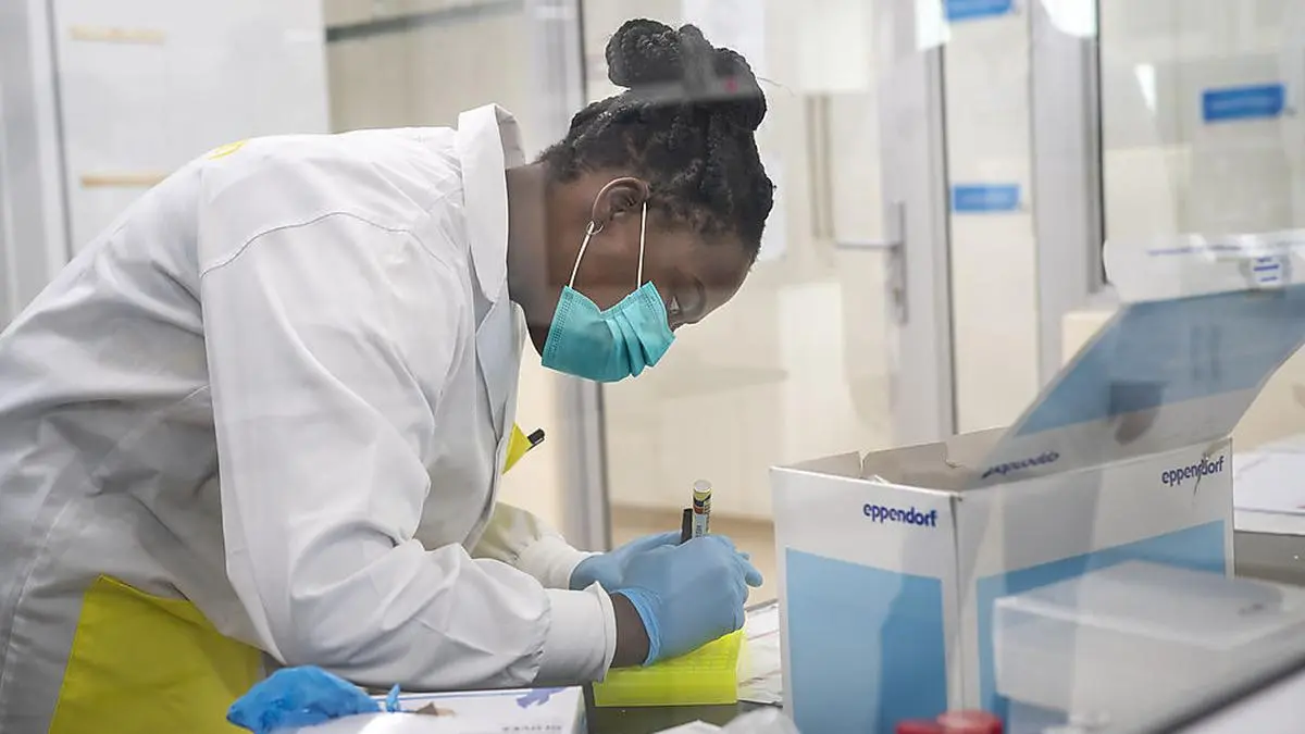 Weltweit laufen die Forschungen zu Omikron auf Hochtouren. Die Ergebnisse zur neuen Virus-Variante zeigen, dass der Schutz vor schweren Verläufen wahrscheinlich erhalten bleibt