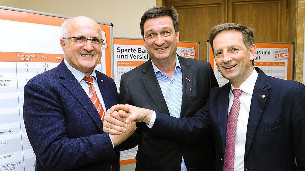 Franz Pacher und Christian Benger gratulieren Jürgen Mandl (Mitte)