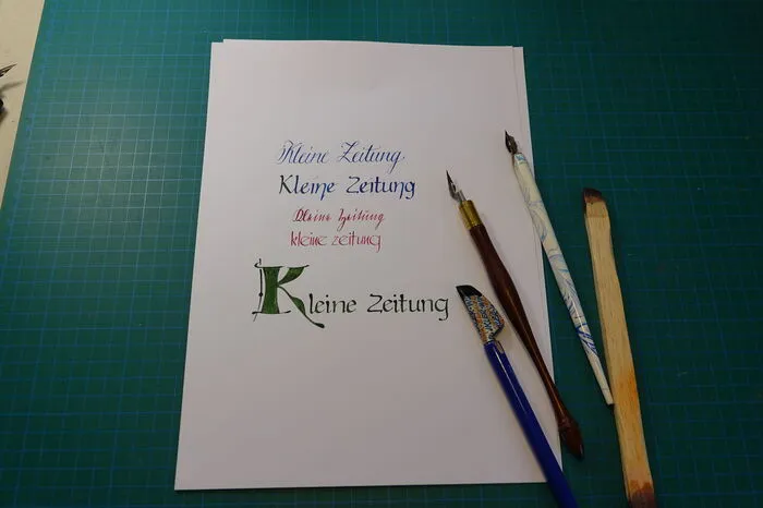 Eine Auswahl verschiedener Schriften und Schreibgeräte