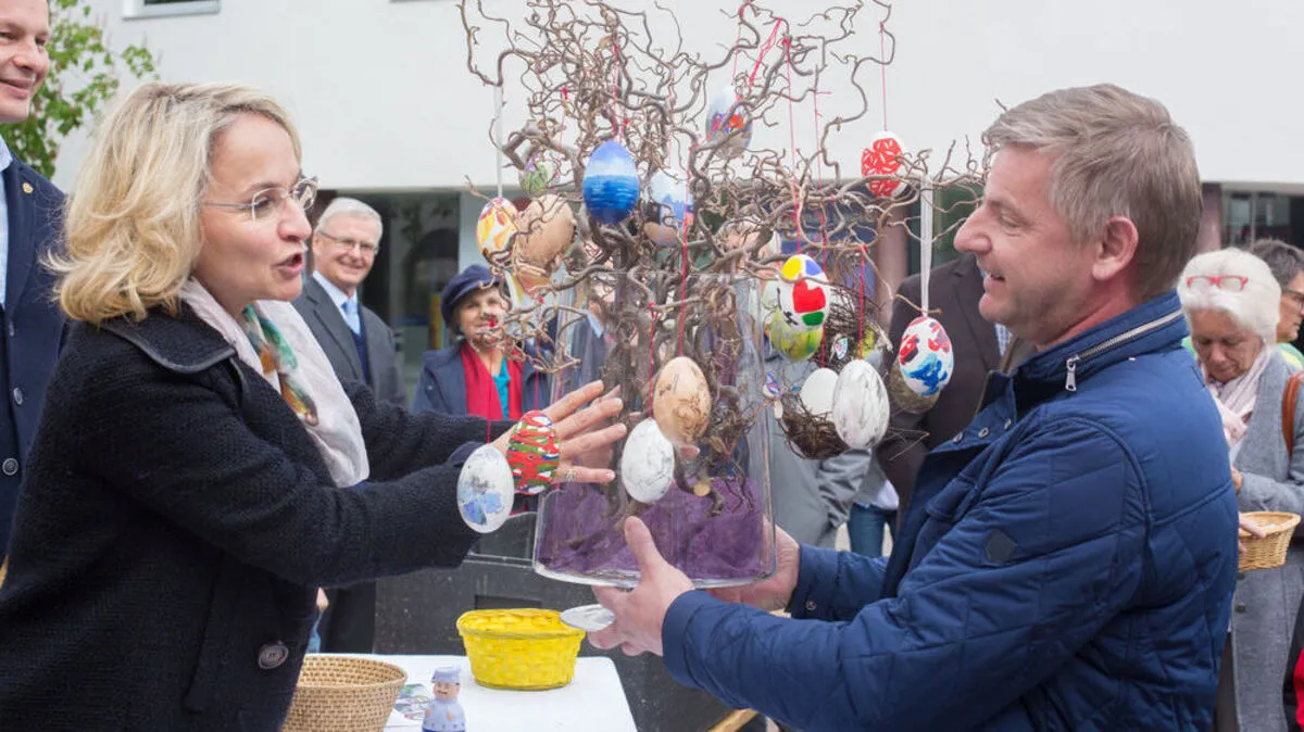 Bürgermeisterin Elisabeth Blanik überreichte dem Gewinner den Preis