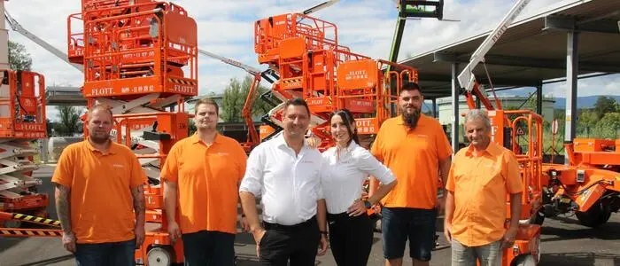 Bernd und Bianca Stroißnigg mit ihrem Team am neuen Standort