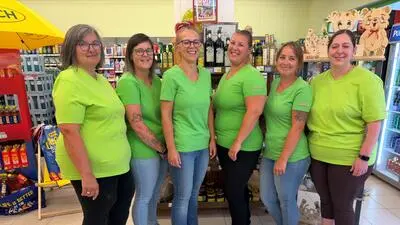 Das aktuelle Team des Nahversorgers lädt anlässlich des Neustarts zu einem Grillfest
