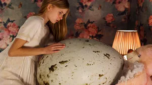 Obskurer Body-Horror aus Finnland: in "Hatching" findet eine Teenagerin ein Eis, aus dem ein dunkles Wesen schlüpft.
