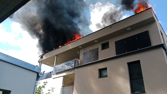 Das Flachdach einer Wohnanlage stand in Flammen