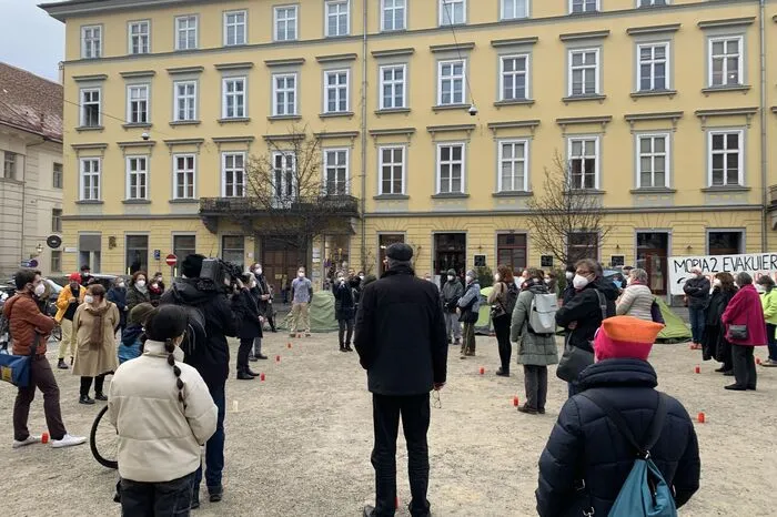 Auf dem Freiheitsplatz forderte man beim Camp für Moria, dass Österreich Flüchtlinge aus den menschenunwürdigen Lagern auf Lesbos aufnimmt.