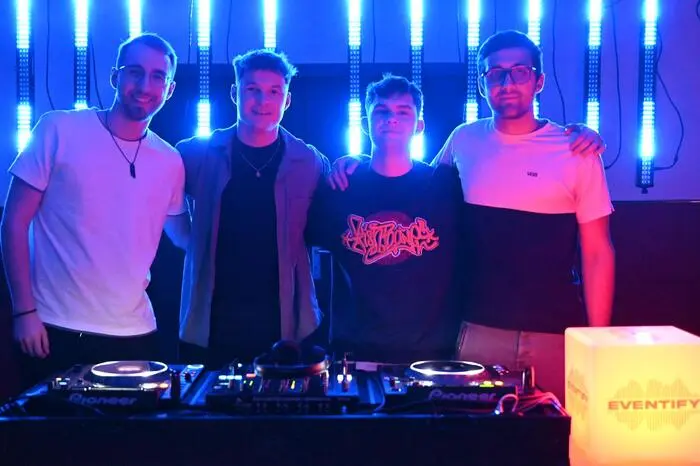 DJ Smurfy - Fabian Maier und an der Technik Raphael Loliva, Nikolas Uschenitznig, Florian Rauniak. 

