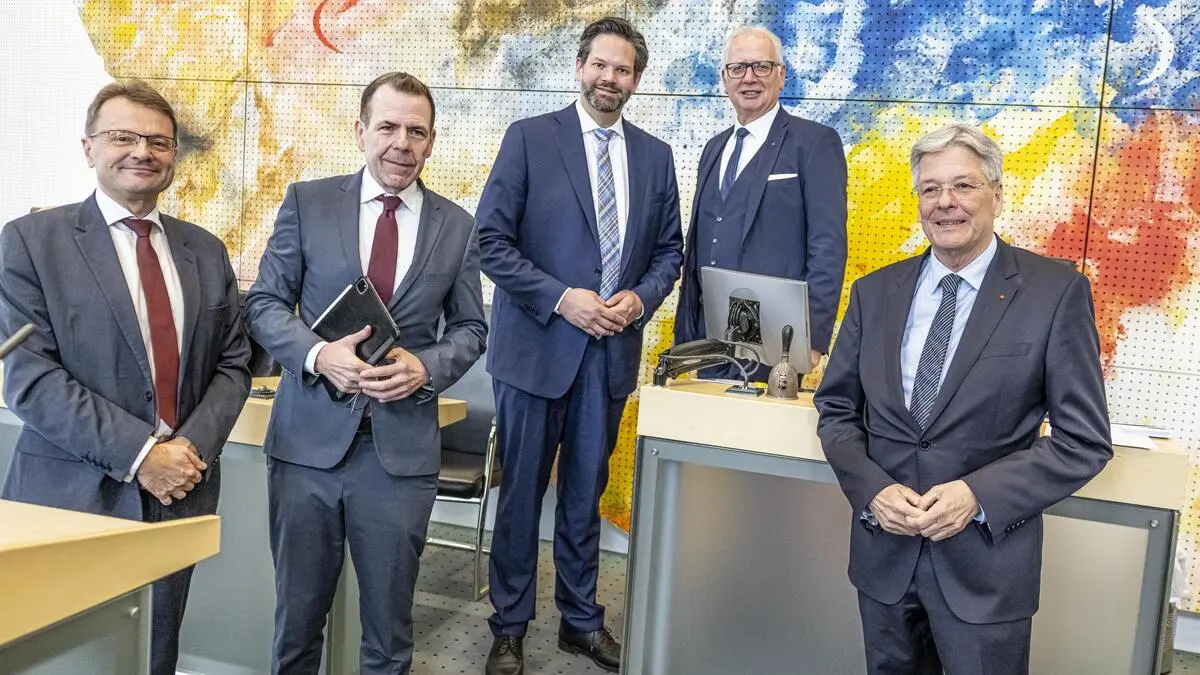 Die EU-Mandatare Hannes Heide (SPÖ), Harald Vilimsky (FPÖ) und Lukas Mandl (ÖVP) im Landtag mir Präsident Reinhart Rohr und LH Peter Kaiser