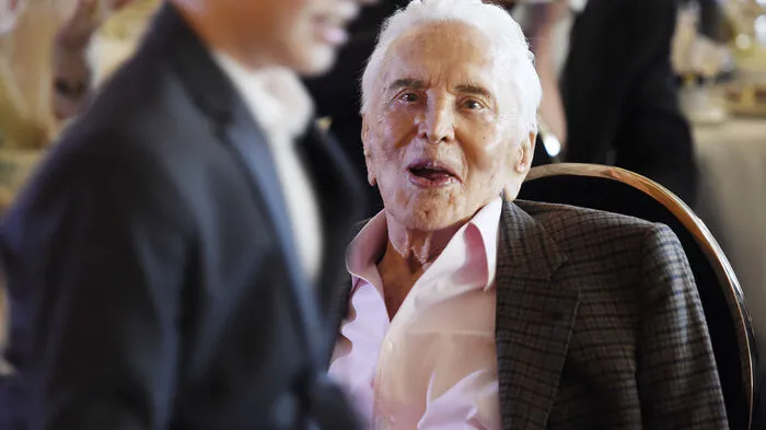 Kirk Douglas mit seinem Urenkel Tyler.