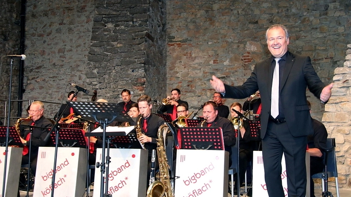 In einem rund zweieinhalbstündigen, bunten und abwechslungsreichen Konzert bekamen die zahlreichen Zuhörer Hits von Frank Sinatra über Udo Jürgens, Michael Jackson, Glen Miller bis hin zu Peter Alexander geboten. 
