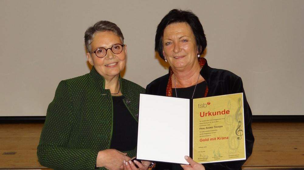 Inge Rumpl-Krismer, Bezirksobfrau des Tiroler Sängerbundes, gratulierte Sigrid Troger