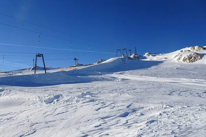 . . . geht heute - früher als geplant - auch der neu versetzte Schladminger Lift in Betrieb. Somit sind nun alle Lifte und Loipen am Gletscher in Betrieb.