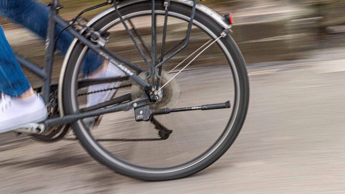 Nach einem schweren Verkehrsunfall beging eine unbekannte Radfahrerin Fahrerflucht. Nach ihr wird jetzt gesucht