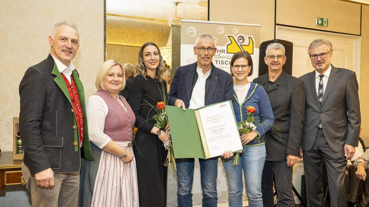Zum Jubiläum erhielt Werner Girrer (Mitte) eine Auszeichnung der Wirtschaftskammer