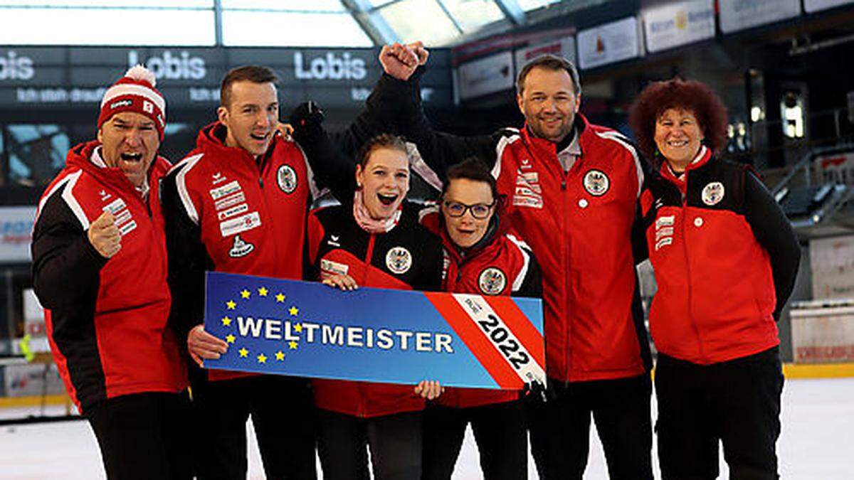 Omelko (Mitte) und das Gold-Team im Mixed-Bewerb