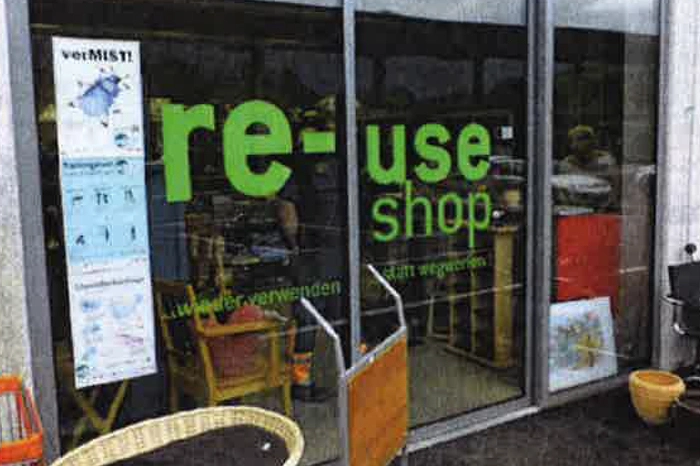 Es kann auch so genannte Re-Use-Shops, also Geschäfte, in denen gebrauchte und reparierte Gegenstände weiterverkauft werden, geben.