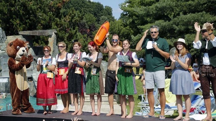 Das Dirndlspringen im Freibereich der Therme Loipersdorf zählt zu den Höhepunkten im Family Summer.