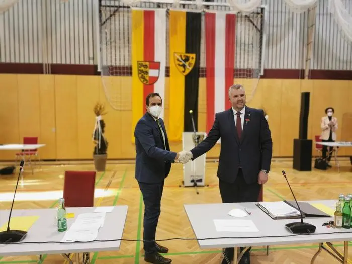 Gemeinderat Wolfsberg, Angelobung, konstituierende Sitzung; Bezirkshauptmann Georg Fejan mit Bürgermeister Hannes Primus