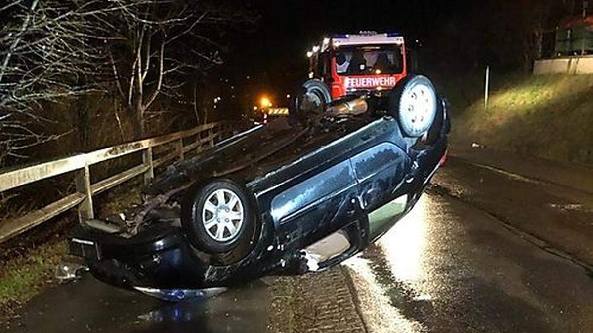 Das Auto blieb auf dem Dach liegen