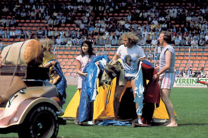 Die beiden "Supernasen" im selben Film im Stadion.