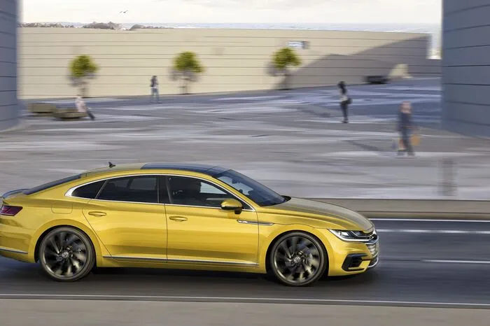 Zu den wichtigsten Design-Merkmalen des Arteon gehört die neue Frontpartie: eine weit nach vorn und bis über beide Kotflügel reichende Motorhaube und ein Kühlergrill, der die gesamte Fahrzeugbreite einnimmt. Die serienmäßigen LED-Scheinwerfer und Tagfahrlichter verschmelzen dabei mit den verchromten Querspangen des Kühlergrills und der Motorhaube.