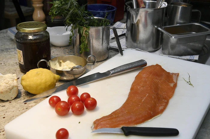 Lachsforellenfilet sollte küchenfertig sein, dann wird es in eine Beize aus Kräutern eingelegt