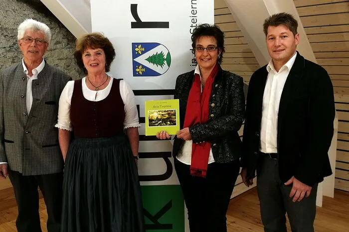 Von links:  Walter und Irene Perchthaler, Kulturreferentin Elisabeth Edlinger-Pammer und Bürgermeister Josef Maier.  