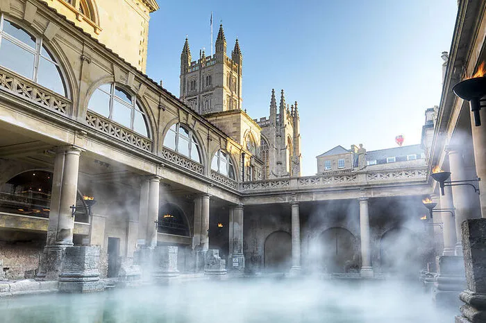 Bath. Die Stadt am Fluss Avon in der englischen Grafschaft Somerset ist bekannt für seine römischen Bäder und die Palladianismus-Architektur. Die bildete in diesem Jahr unter anderem die Kulisse für die Netflix-Serie "Bridgerton". Dazu werden eigene Führungen angeboten.