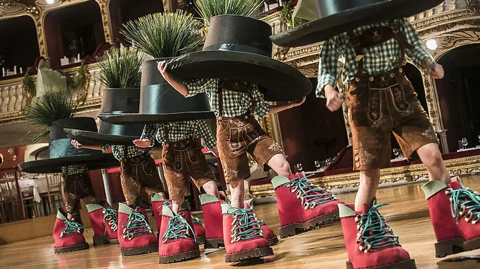   Zünftig in der Oper: Die Mitternachtseinlage stand unter dem Motto „Oh, du mein Österreich“ und bot Walzer und Polka gleichermaßen