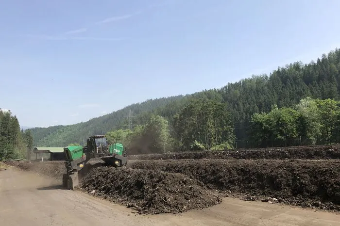 Mit großen Maschinen wird der Kompost gewendet.