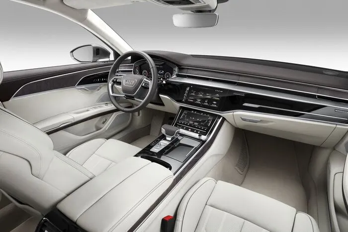 Die Benutzeroberfläche erscheint, sobald sich das Auto öffnet. Auf dem großen Display steuert der Fahrer das Infotainment per Fingerdruck. Über ein zweites Touch-Display auf der Konsole des Mitteltunnels hat er Zugriff auf die Klimatisierung und Komfortfunktionen sowie die Möglichkeit zur Texteingabe.
