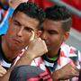 Cristiano Ronaldo (links) und Casemiro auf der Manchester-United-Bank