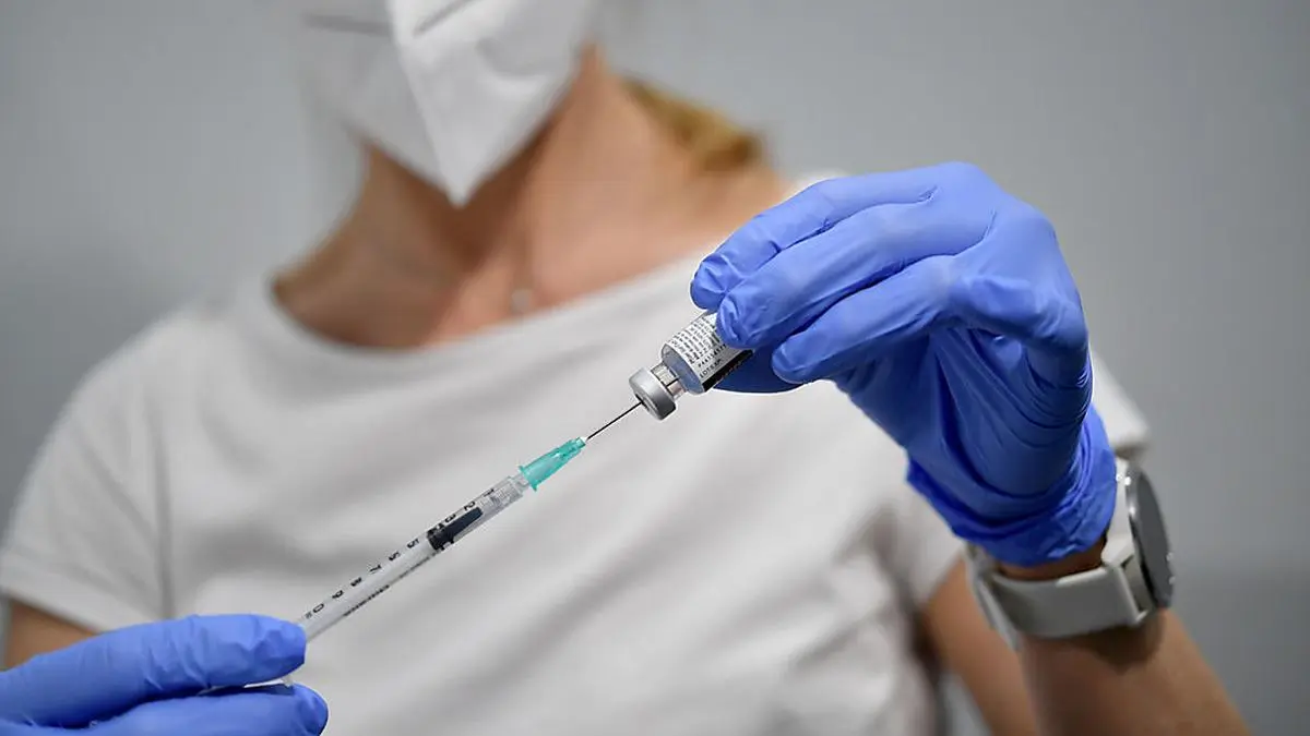 In der Debatte um eine mögliche Impfpflicht für bestimmte Berufsgruppen, müsse die Politik Klarheit schaffen, sagt Arbeitsrechtsexperte Christoph Klein.