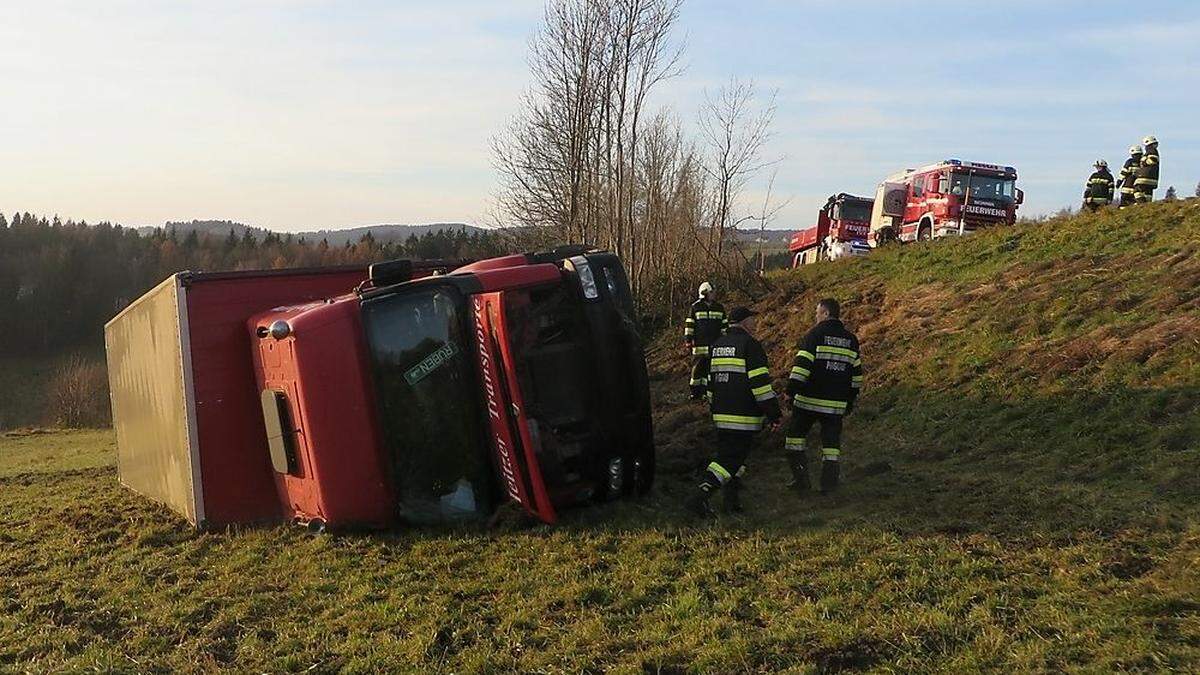 Der Lkw fuhr über die Böschung und stürzte um